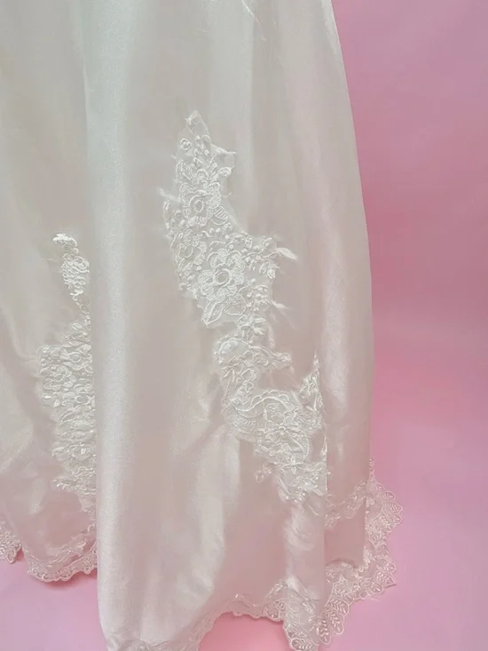 Elegant White Vintage Lace Ballgown Wedding Dress - Picture 12 of 15